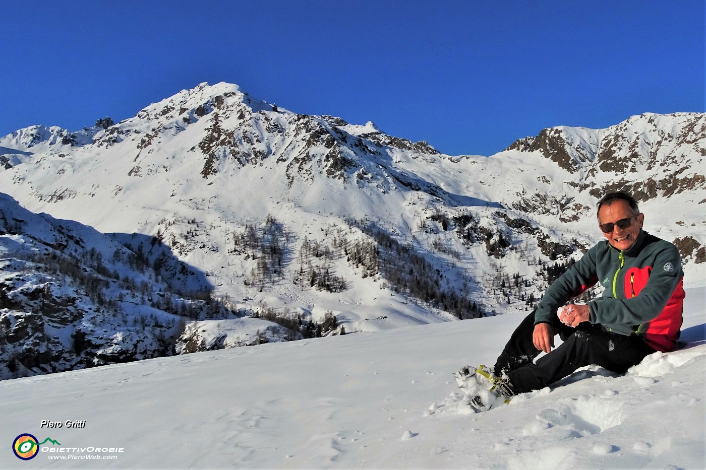 29 Mi rinfresco le idee con vista sulle cime frequentate del Colombarolo-Ponteranica a sx.JPG